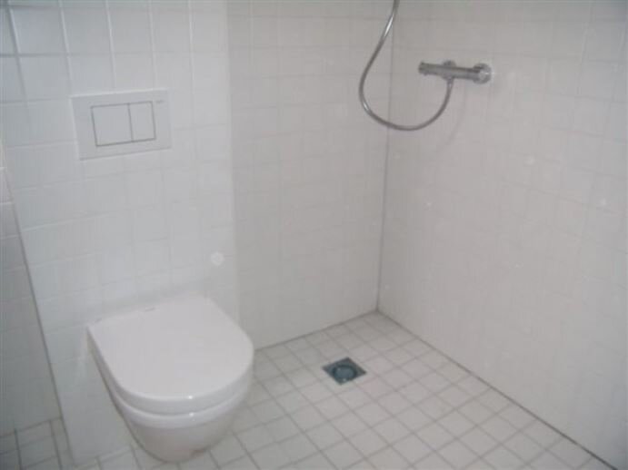 Opgeleverde badkamer met inloopdouche en hangtoilet