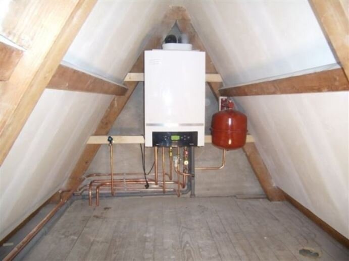Nieuw geplaatste cv-ketel met expansievat op een zolder